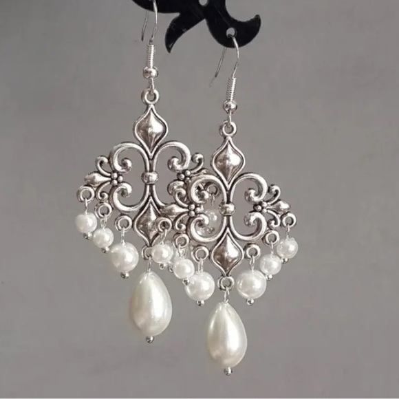 Elegant Vintage Baroque Pearl Silver Chandelier Earrings – New - Picture 1 of 4